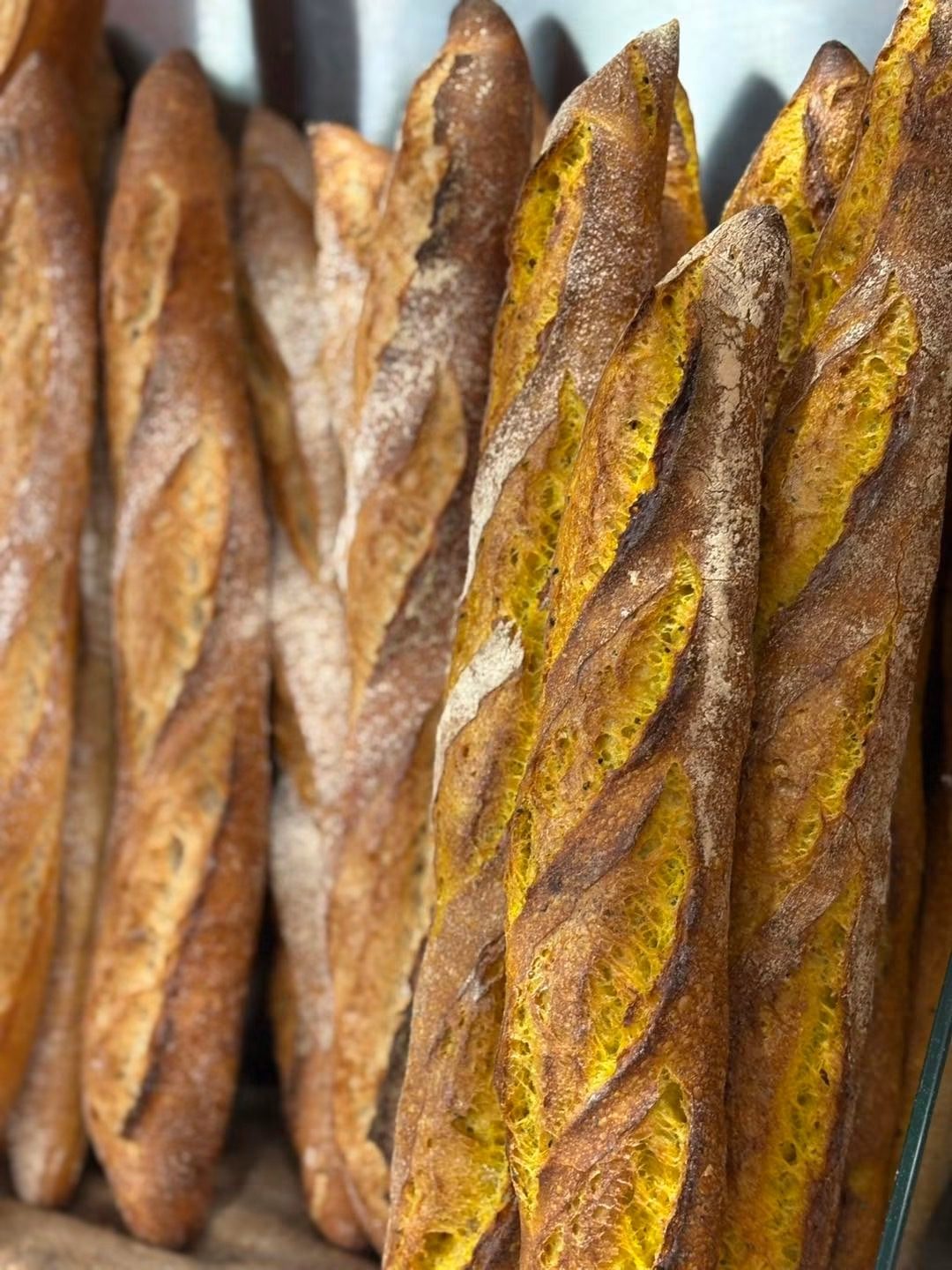 Baguettes tradition et baguettes au curcuma Le Royal