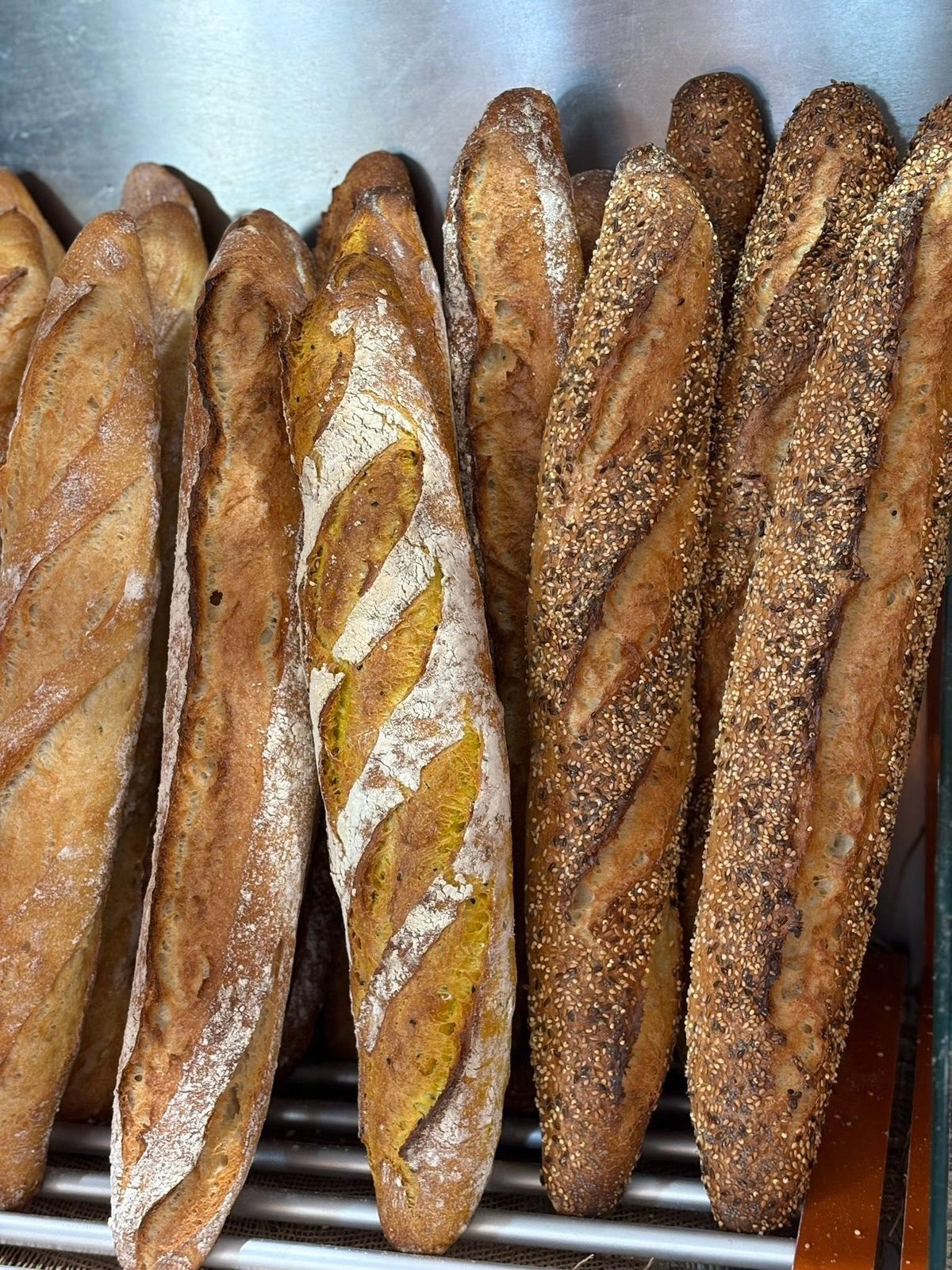 Baguettes tradition et pains spéciaux Le Royal alignés en boutique