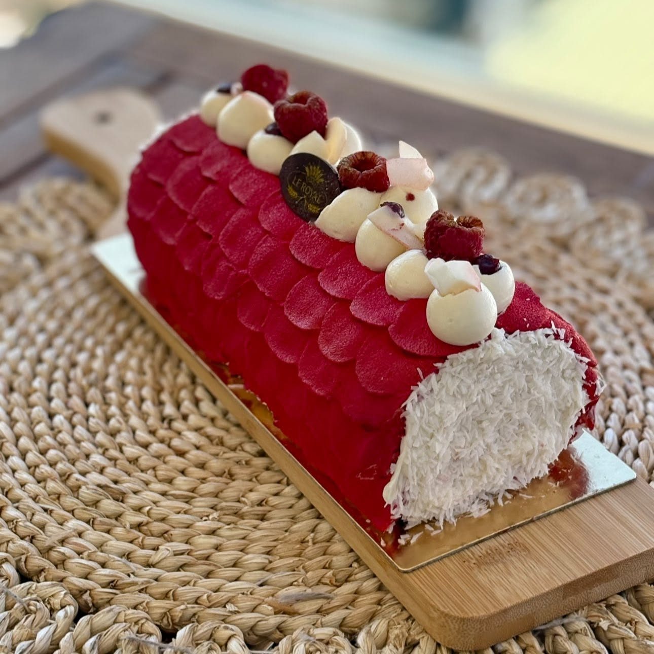 Roulé framboise coco aux fruits rouges