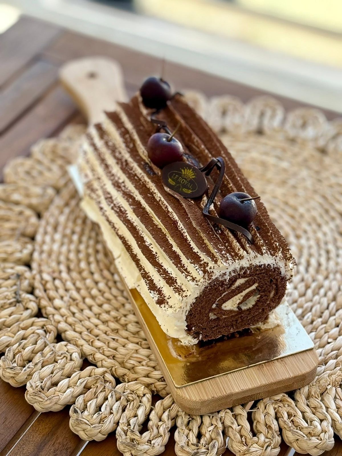 Roulé façon tiramisu, cacao et cerises