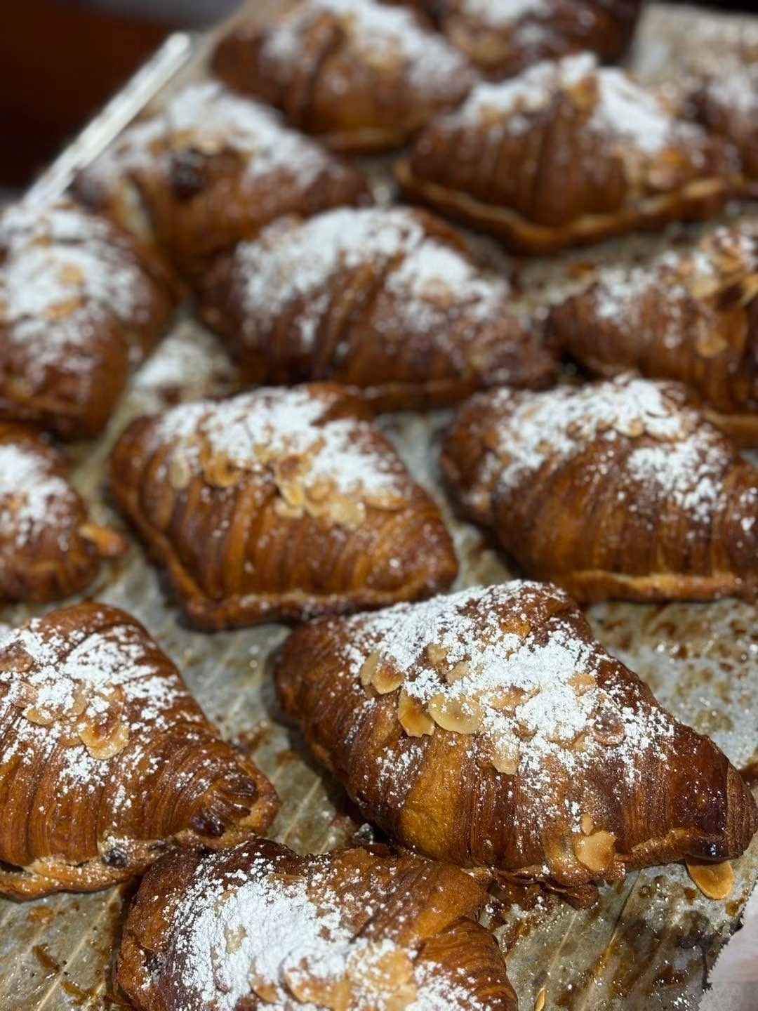Croissants aux amandes dorés saupoudrés de sucre glace
