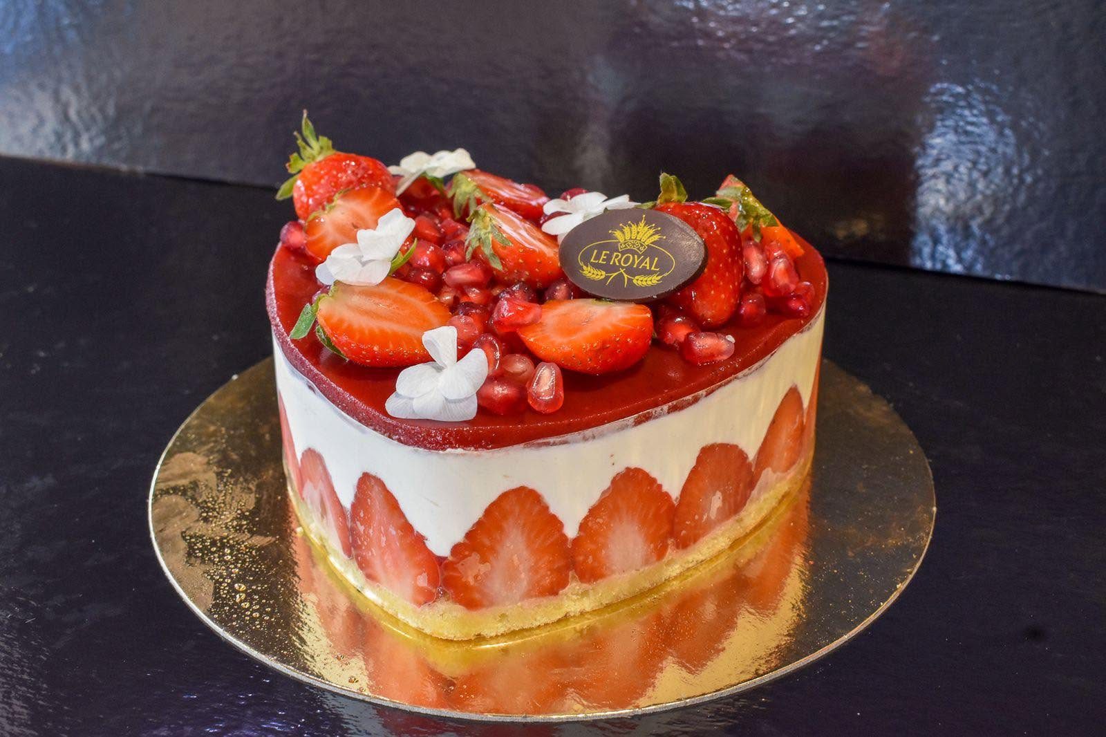 Fraisier en forme de cœur avec fraises fraîches et grenade