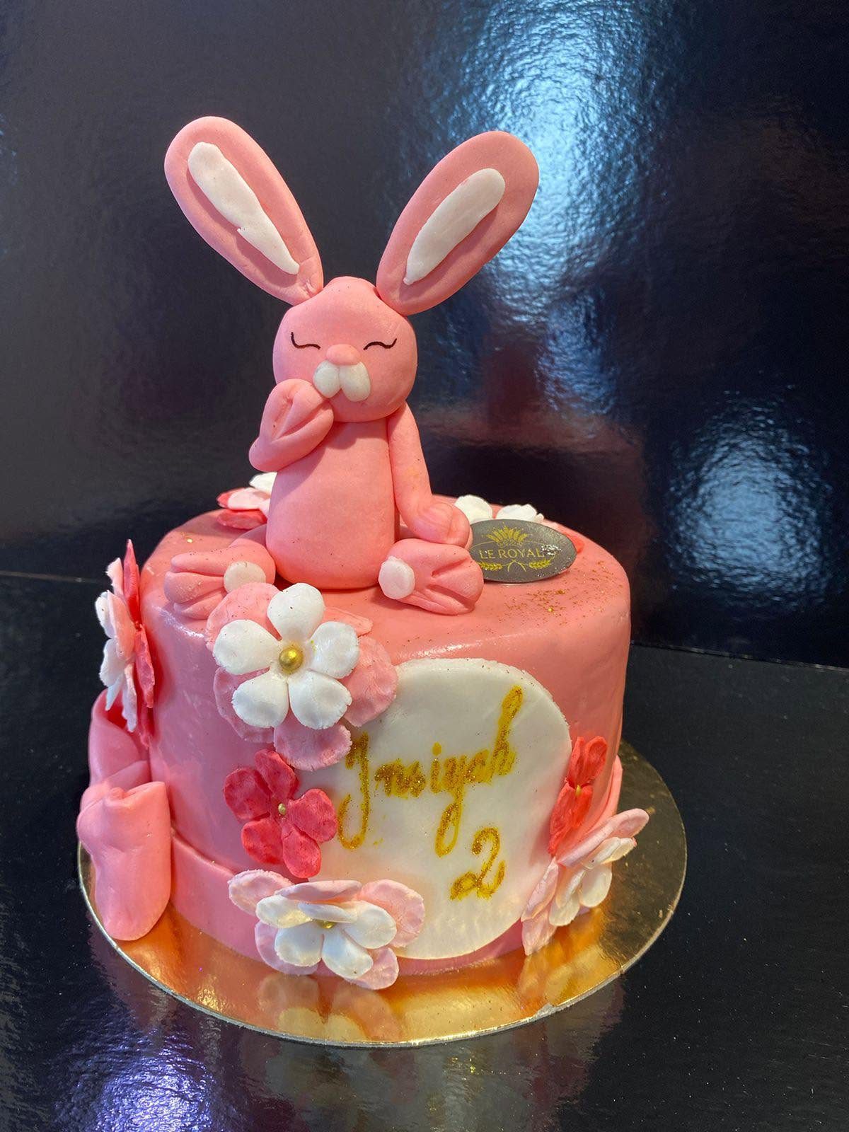 Gâteau d'anniversaire personnalisé lapin rose en pâte à sucre pour les 2 ans d'une petite fille